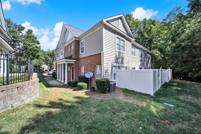 Building Photo - Lovely Two Bed Two Bath Townhome in Ballan...