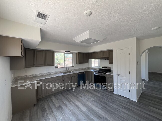 Building Photo - 7259 Pajarito Rd NE