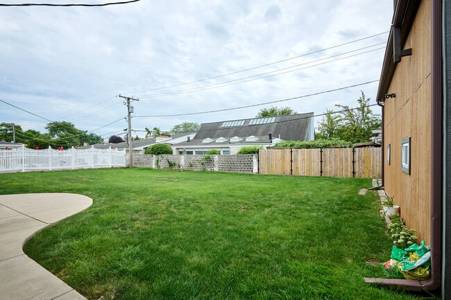 Building Photo - 8841 W Kathy Ln
