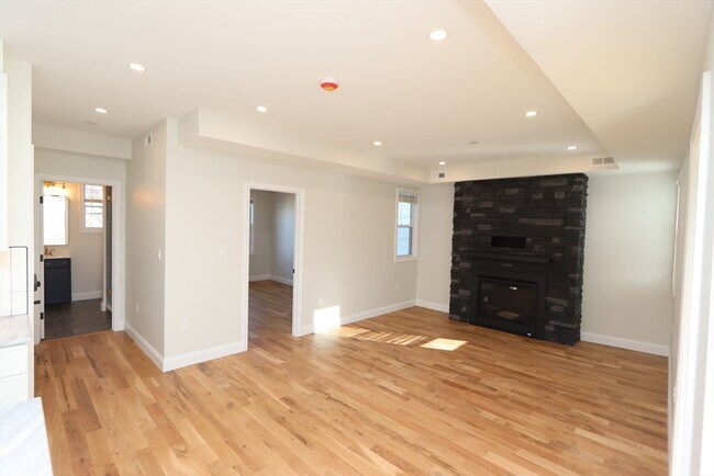 Building Photo - 14-16-16 Harriet St