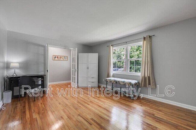 Building Photo - 1917 Sharon Rd