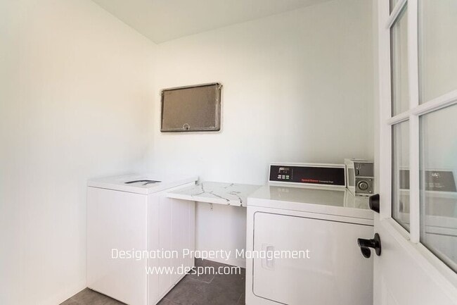 Building Photo - 3220 Casitas Ave