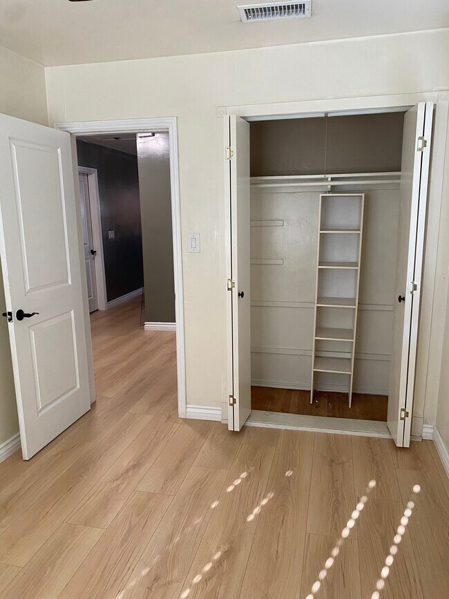 Building Photo - 10262 S Van Ness Ave