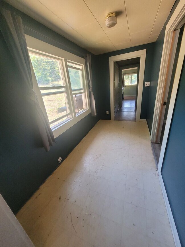 Building Photo - 3BD, 1BA Single Level home with large,  fe...
