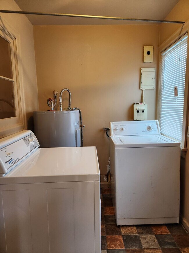 Building Photo - Cozy 2 Bedroom Duplex With Detached Garage