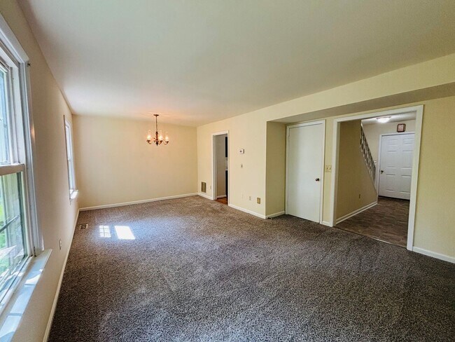 Building Photo - 111 Canterbury Ct