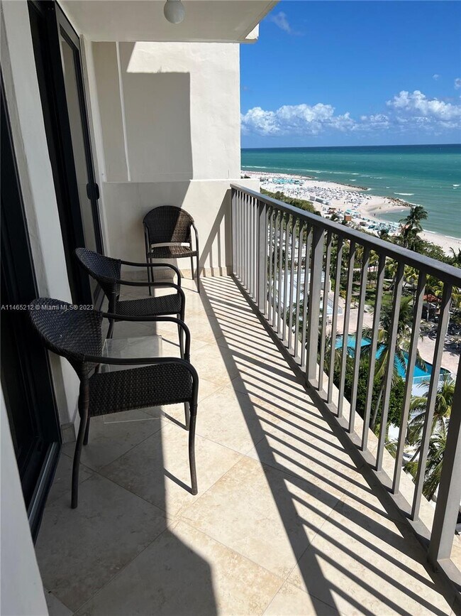 Building Photo - 2625 Collins Ave