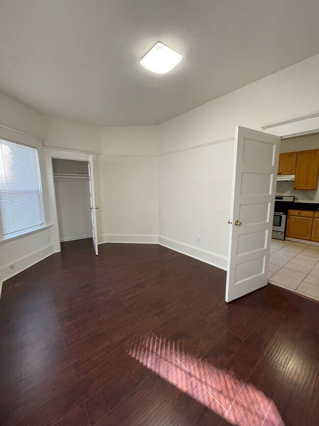 Building Photo - Large Lower Unit - 627 W Grand Ave