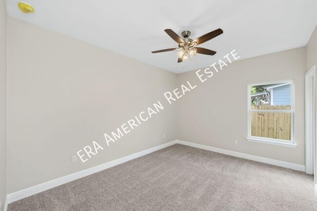 Building Photo - 721 Fairview Dr