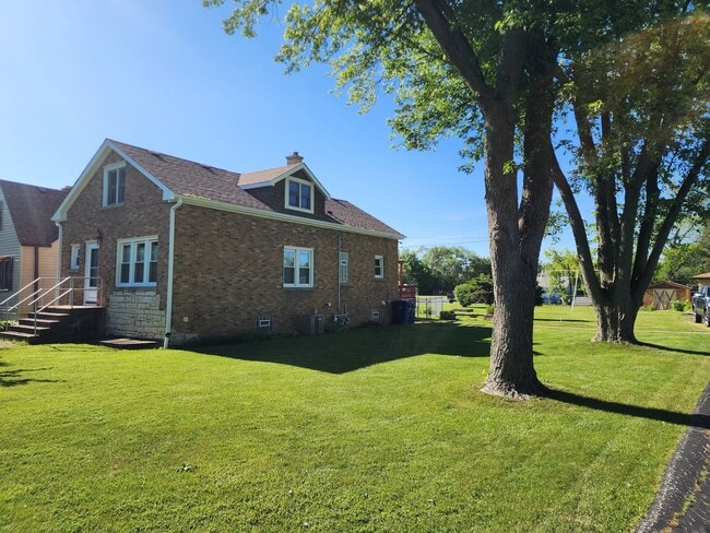 Building Photo - 16W611 2nd Ave