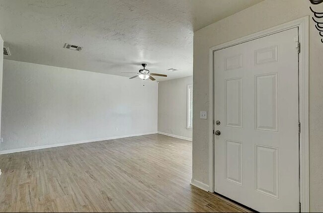 Building Photo - WELCOME HOME FOR THE HOLIDAYS