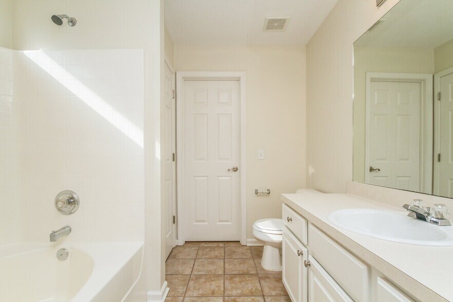 Building Photo - 1701 Stone Hollow Ct