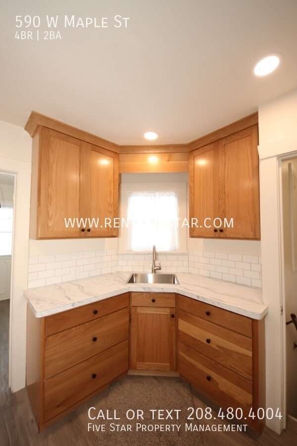 Building Photo - 590 W Maple St