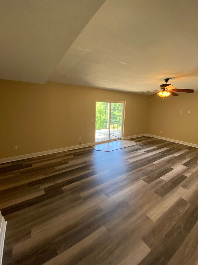 Building Photo - Luxurious 5 Bedroom Home in Woodridge Estates