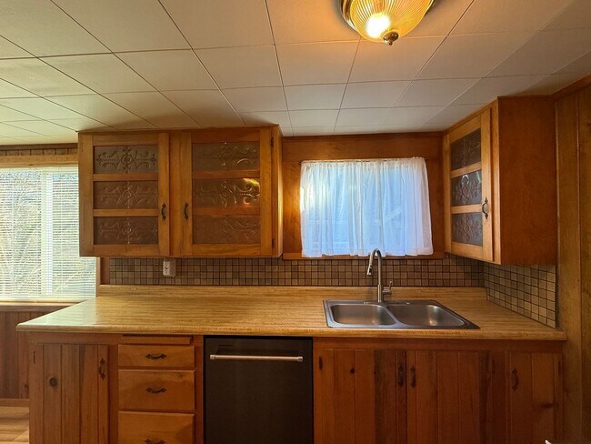 Building Photo - Cute Ashland Cottage | Two bedroom, two bath home | Available Now