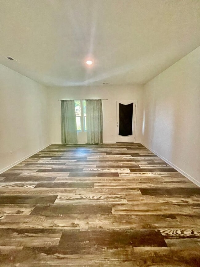 Building Photo - Welcome to this stunning 3-bedroom, 2.5-ba...