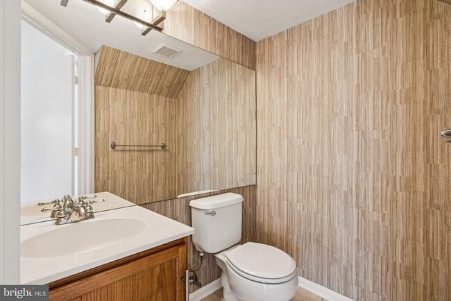 Building Photo - 1010 Crestmont Dr