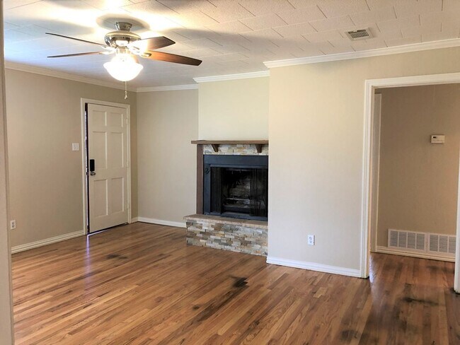 Building Photo - 1905 W Twohig Ave