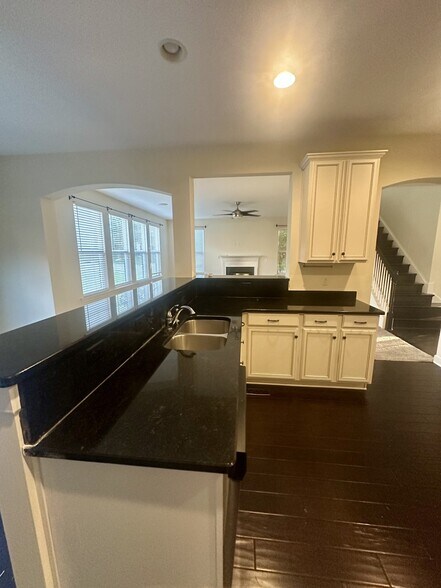 Building Photo - 402 Valley Spring Dr