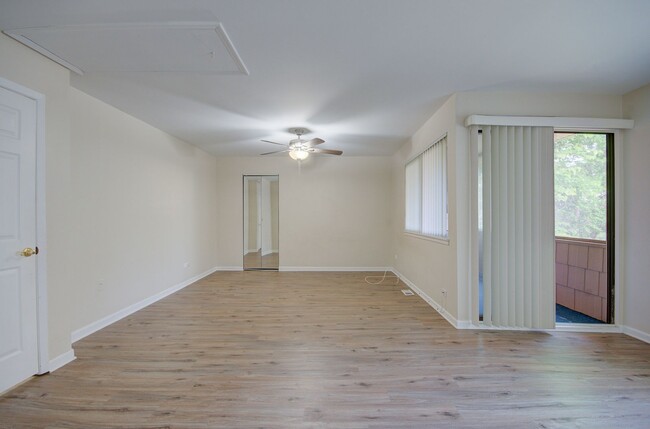 Building Photo - 2bd 1.5 ba 2 story townhome Palos Hills