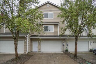 Building Photo - THREE BEDROOM TOWNHOUSE