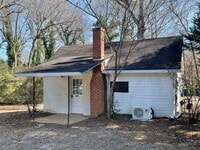 Building Photo - 1 BR/1 BA Cottage Off Prince Ave!