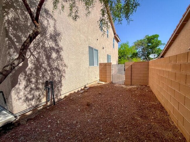 Building Photo - Stunning 5-Bedroom Home in Gated Community...