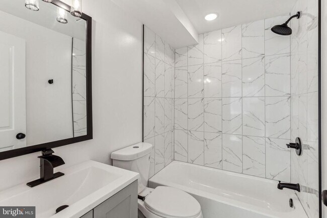 Building Photo - 1010 W Arizona St