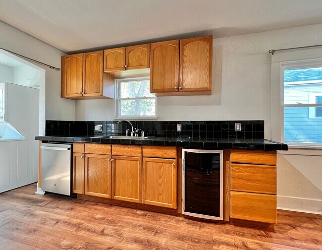 Building Photo - 8th2122 (CW-NB)