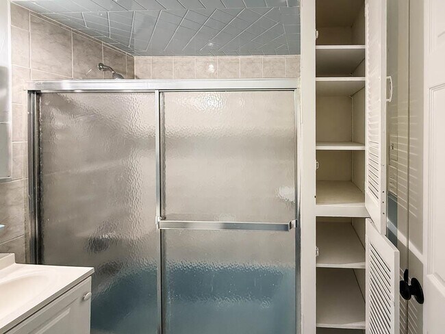 Building Photo - 90 Carlton Ave