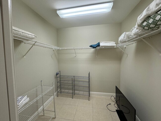 Building Photo - Newly Renovated & Available Now - Furnishe...