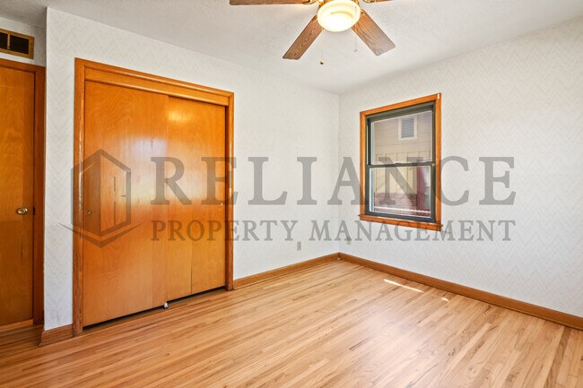 Building Photo - 860 Fabrique St