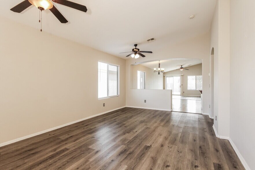 Building Photo - 1105 E Nardini St