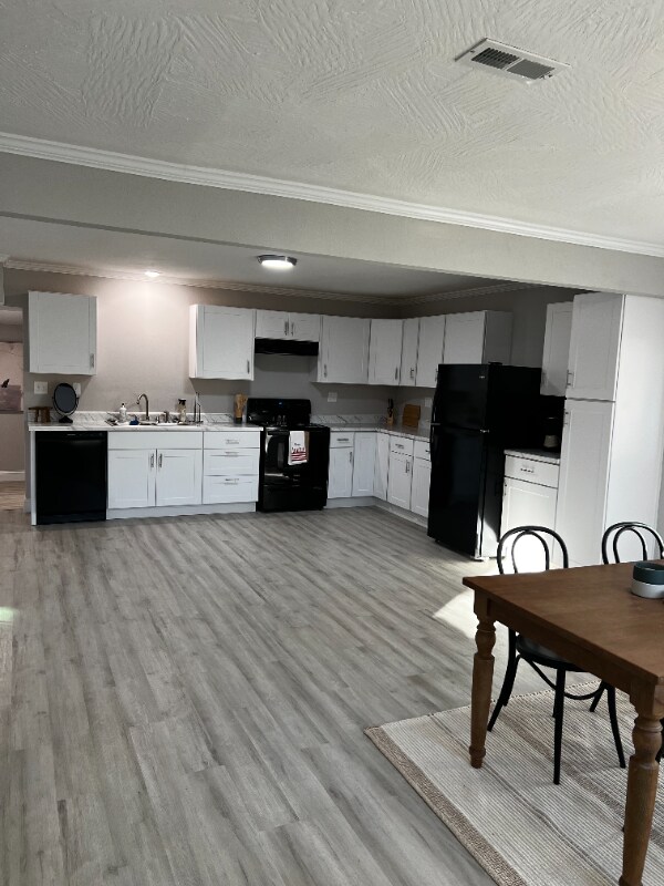 Building Photo - 1477 E Lindberg St