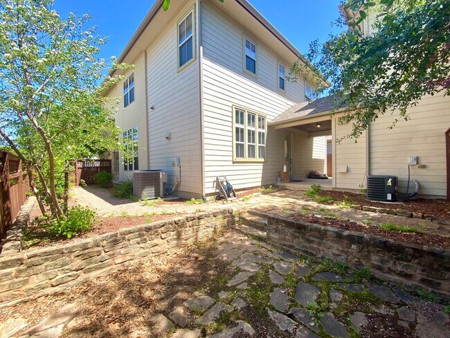 Building Photo - Large Home in Mueller!  Available for October!