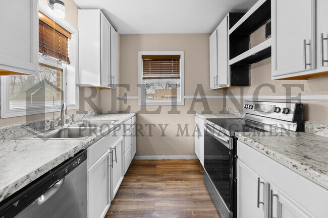 Building Photo - 2318 E Mesita St