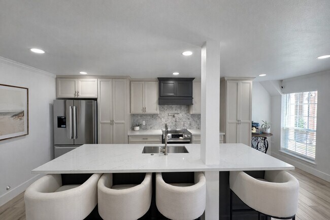 Building Photo - 361 N Post Oak Ln