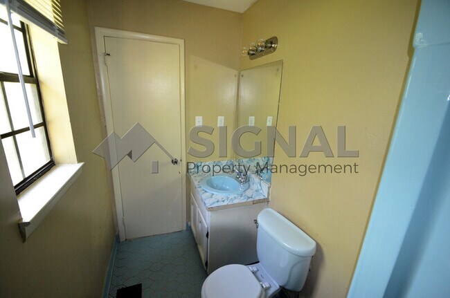 Building Photo - 4001 6th Ave