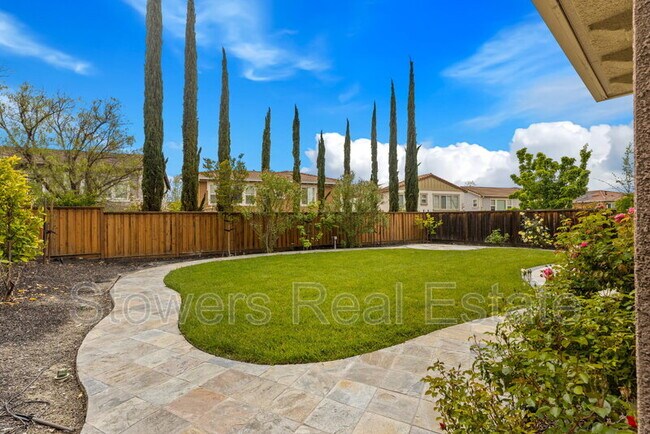 Building Photo - 2512 Piccadilly Cir