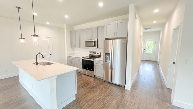 Building Photo - AVAILABLE NOW! 4 BD/2BA Home in Beautiful Palm Bay!! Wonderful home ready for move-in.