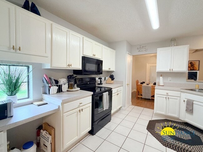 Building Photo - Charming 3BR Home in Mary Esther Near Hurlburt Field!