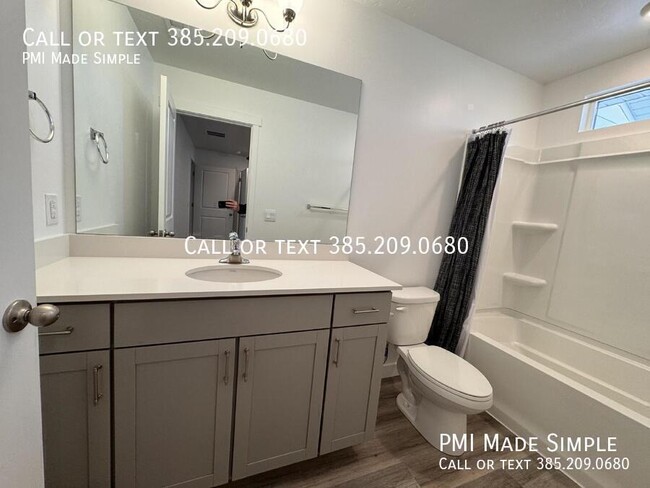 Building Photo - Spacious 3-Bed Townhome with Modern Amenit...