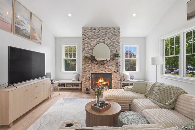 Building Photo - 33 Howland Ave