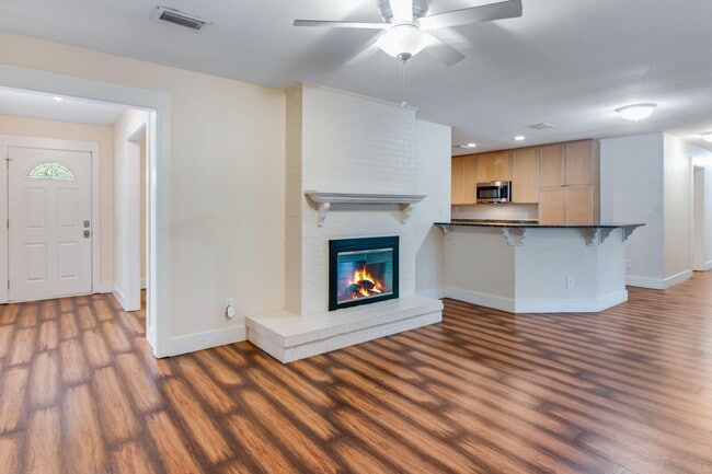 Building Photo - 701 Planet Dr