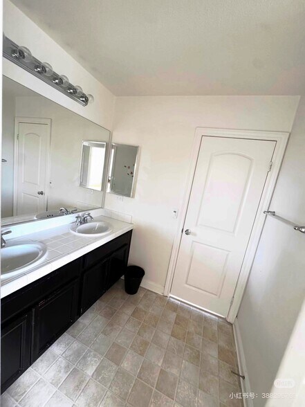 Building Photo - 5032 Woodley Ridge Dr