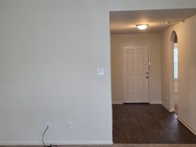 Building Photo - 723 Crystal Lakes Dr