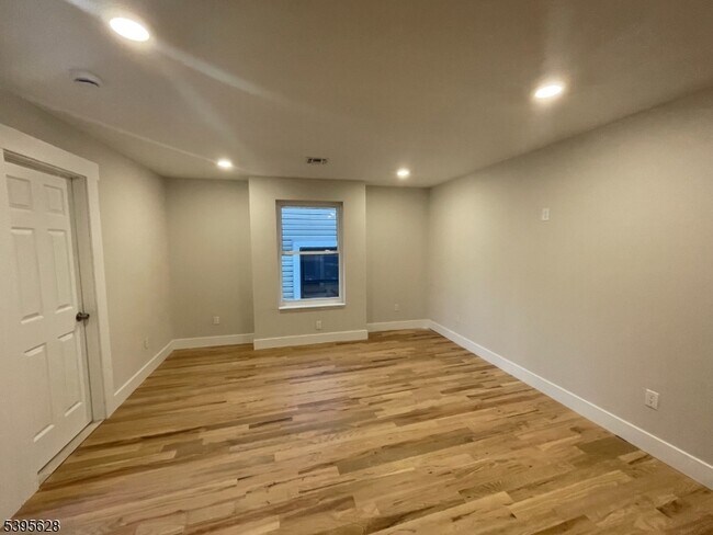 Building Photo - 119 Lewis St