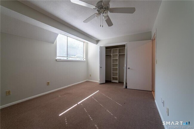 Building Photo - 140 Woodvale Dr