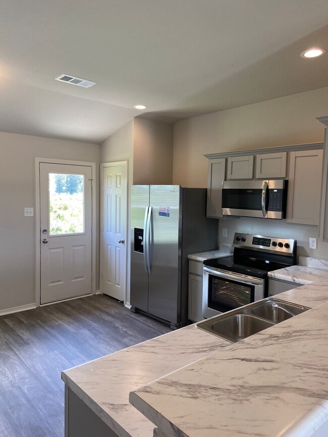 Building Photo - *Pre-leasing* Three Bedroom | Two Bath Hom...