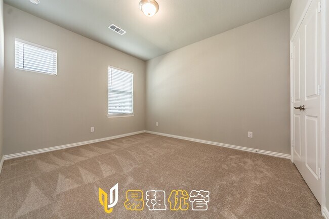 Building Photo - Adorable 3 Bedroom Townhouse-- Coming Soon!
